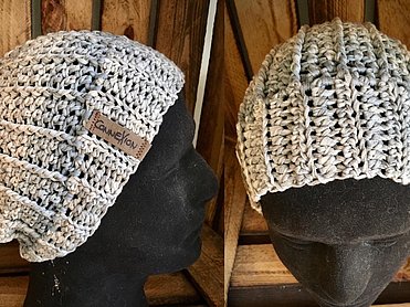 Gehäkelte Beanie in hellen Natur- und Grautönen