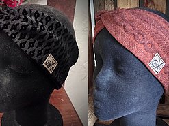 Handgefertigtes Turban-Stirnband in Schwarz mit einem weißen muster und Stirnband Stirnband in warmem Ziegelrot mit eingearbeitetem Zopfstrick-Muster