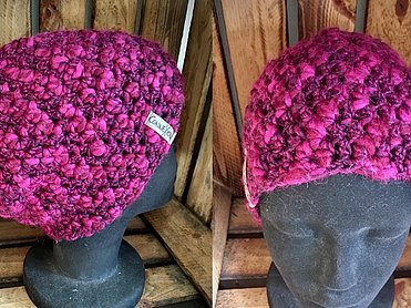 Handgefertigte Beanie-Mütze in Pink-Schwarz-Mix mit filigranem Häkelmuster