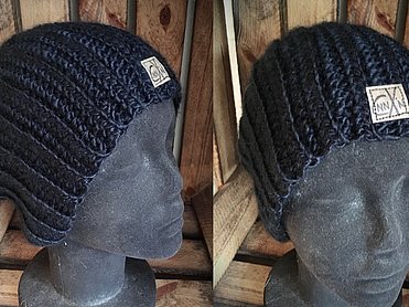 Handgefertigte Beanie-Mütze in Schwarz mit Logo-Label