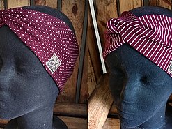 Handgefertigtes Turban-Stirnband in Beere mit schmalen weißen Querstreifen und Logo-Label