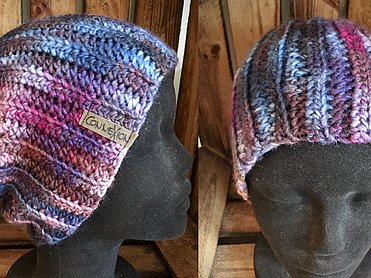 Handgefertigte Beanie-Mütze mit markanten Querstreifen in Dunkelblau, Gelb und Grau sowie Logo-Label