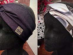 Stirnband in schlichtem Dunkelblau mit feiner Struktur und Stirnband in Weiß mit zartem, dunklem Blumenmuster