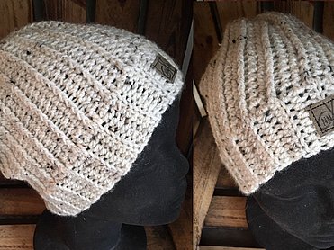 Handgefertigte Beanie-Mütze in Cremeweiß mit Logo-Label