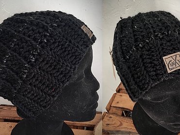 eanie-Mütze in klassischem Schwarz mit grober Häkelstruktur und quadratischem Logo-Label auf der Vorderseite