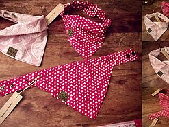 Hundehalstuch kräftigem Pink mit weißen Punkten, jeweils mit Druckknöpfen und Logo-Label.