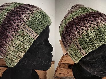 Beanie-Mütze in herbstlichen Grün-, Braun- und Violetttönen mit grober Häkelstruktur und seitlichem Logo-Label