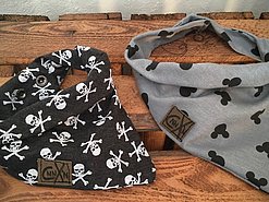 Zwei handgefertigte Hunde-Halstücher; eines in Schwarz mit weißem Totenkopf-Print (Piraten-Design) und eines in Grau mit schwarzen Micky-Maus-Silhouetten
