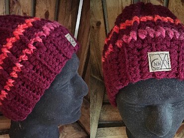 grob gehäkelte Beanie-Mütze in Weinrot mit neon-orangen Akzentstreifen und Logo-Label