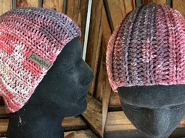 Handgefertigte Beanie-Mütze in melierten Rot- und Violetttönen 
