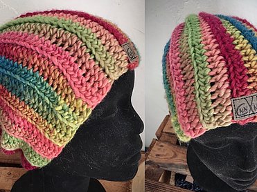 Beanie-Mütze mit verticalen Streifen im Regenbogendesign
