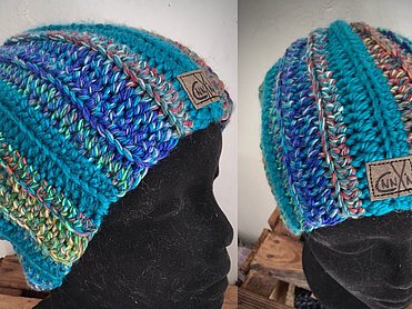 Beanie-Mütze in kräftigem Petrol mit vertikalen Akzentstreifen in bunten Regenbogenfarben und Logo-Label